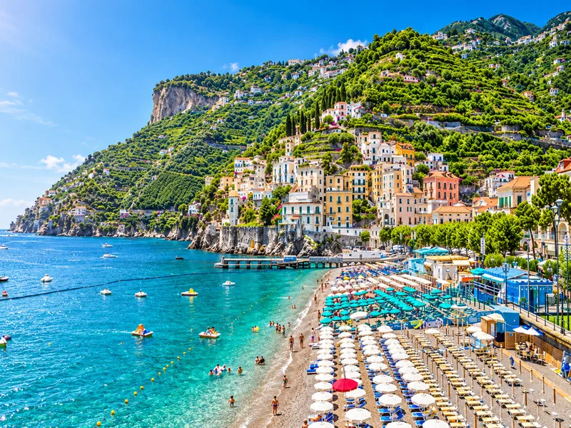 Santorini, Amalfi và Nice là những điểm du lịch nổi tiếng bên Địa Trung Hải.