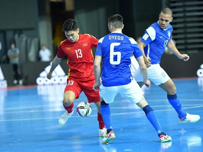 Futsal nổi bật với chuyền nhanh, pressing và phối hợp trong không gian hẹp