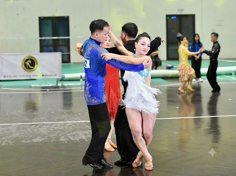 Luyện nhảy khiêu vũ từ bước chân cơ bản đến phối hợp cùng bạn nhảy