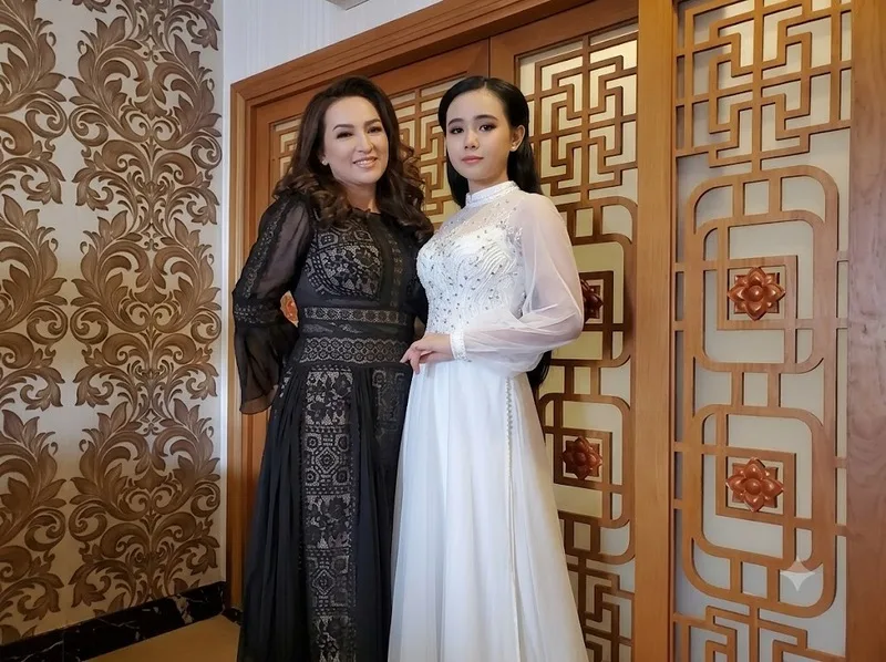 Quỳnh Trang và Phi Nhung có mối quan hệ mẹ nuôi, con nuôi đặc biệt