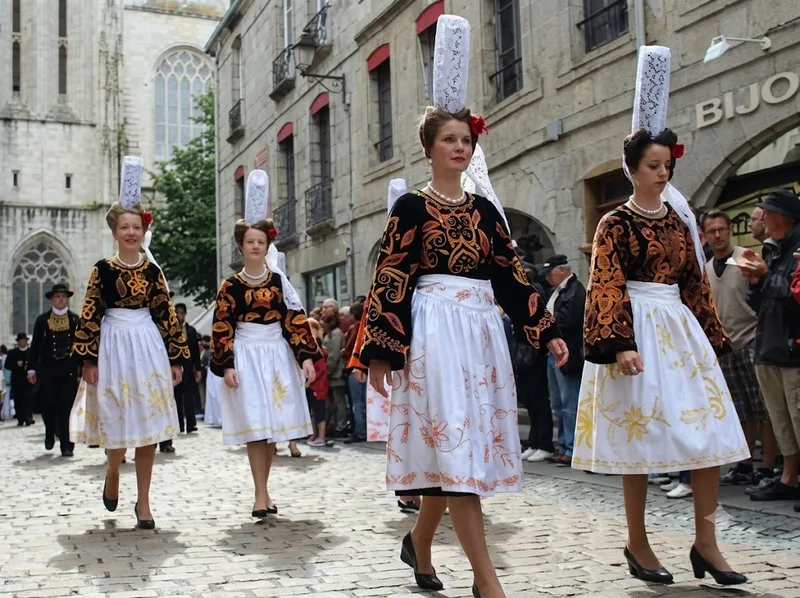 Trang phục Breton nổi bật với mũ ren coiffe và những họa tiết thêu